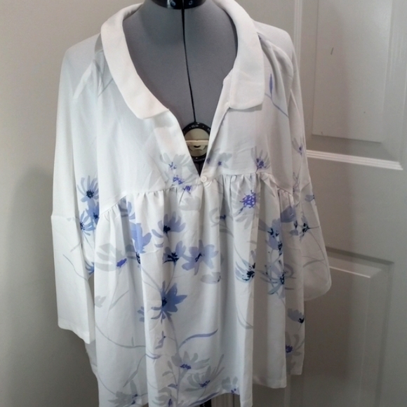 NWOT Just Fashion Now Spring Floral Top V Neck.     Size Large - Picture 2 of 9